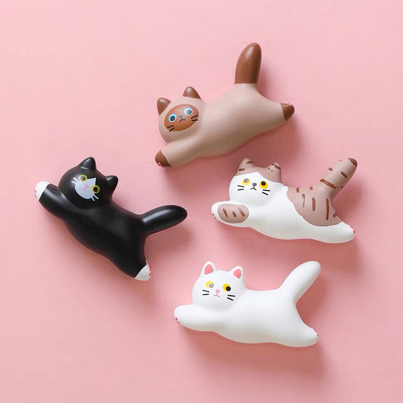 Running Cat Magnetic Fridge Magnet🐾